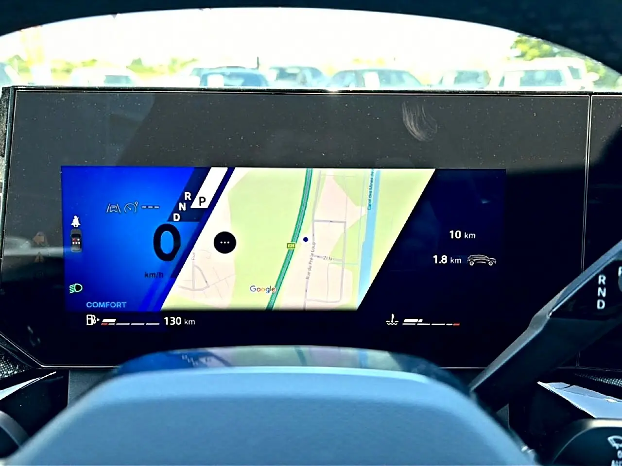 Vue intérieure du tableau de bord numérique de la Renault Clio VI 1.2 TCe 115 Techno EDC avec écran multifonction affichant navigation.
