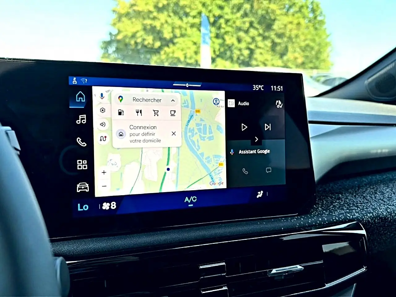 Vue rapprochée de l’écran tactile central du tableau de bord de la Renault Clio VI gris schiste, affichant la navigation GPS.
