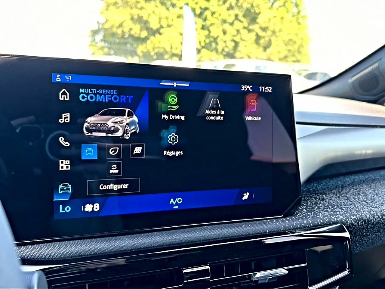 Écran tactile intérieur de la Renault Clio VI gris schiste, vue de face avec affichage du mode confort et réglages.