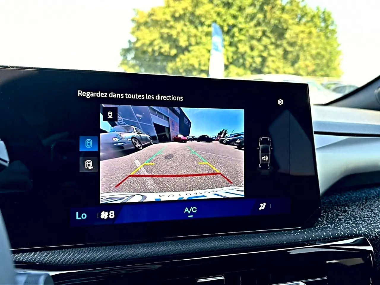Écran tactile intérieur de Renault Clio VI gris schiste montrant la caméra de recul avec guidage dynamique.