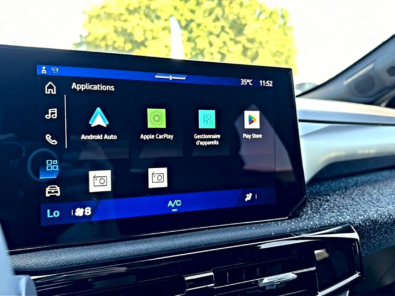Vue intérieure du tableau de bord de la Renault Clio VI 1.2 TCe 115 Techno EDC avec écran tactile multifonction.