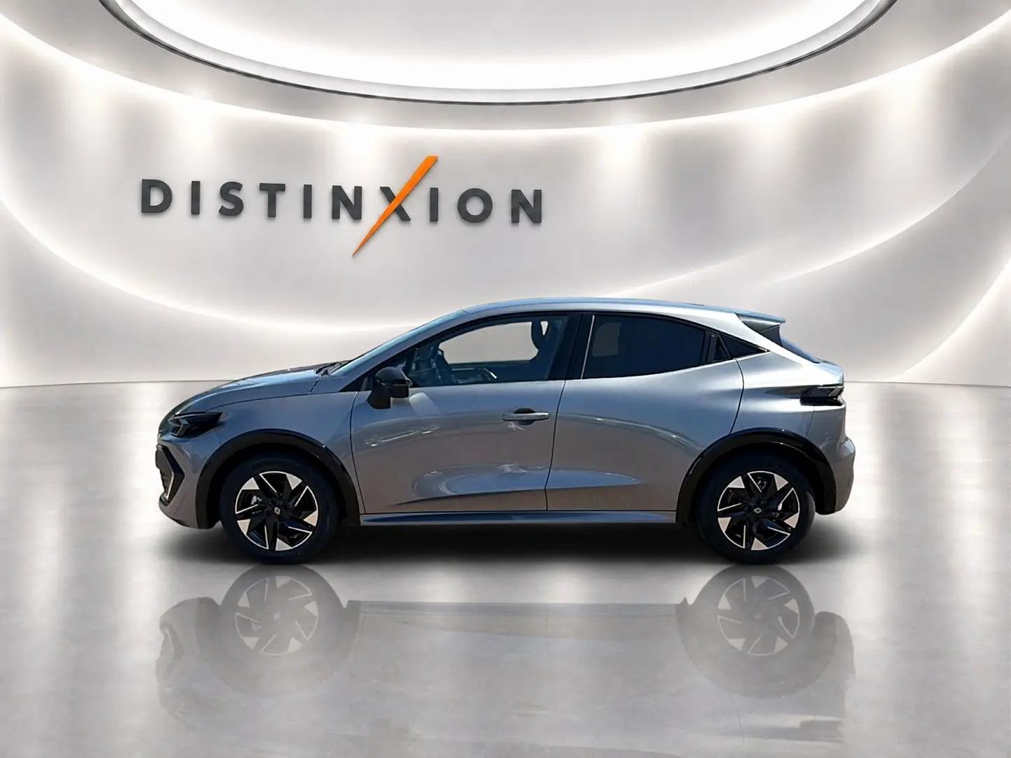 Renault Clio VI gris schiste vue de profil côté gauche, avec jantes alliage et vitres surteintées.