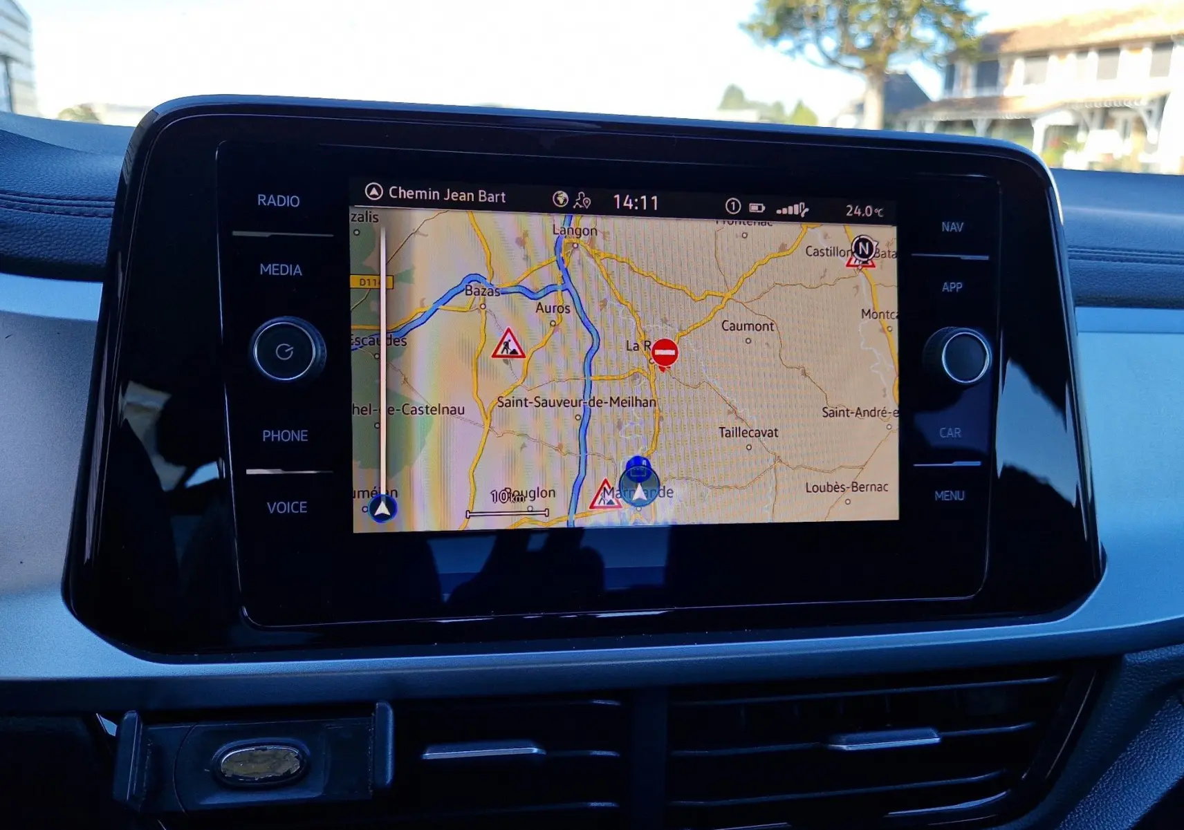 Écran tactile central du Volkswagen T-Roc gris pyrite 2023 affichant la navigation GPS en intérieur.