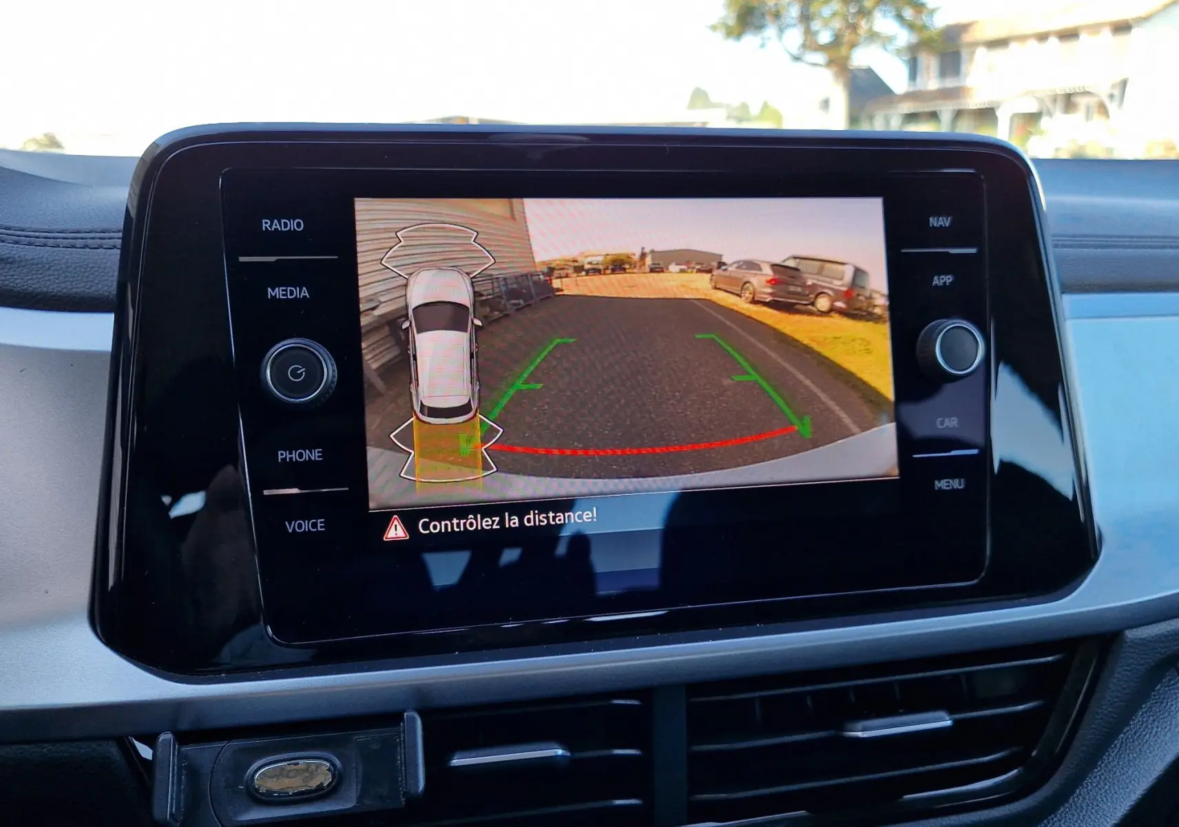 Écran central du Volkswagen T-Roc gris pyrite 2023 montrant la caméra de recul avec guidage de trajectoire.