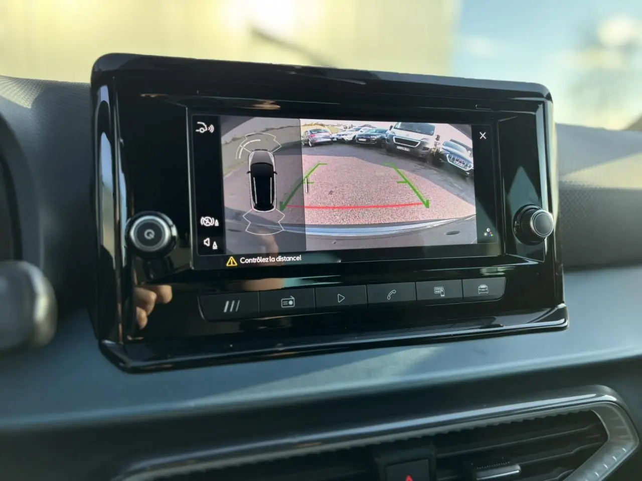 Écran central affichant la caméra de recul du SEAT Arona TSI 115 Xpérience, vue intérieure du tableau de bord.