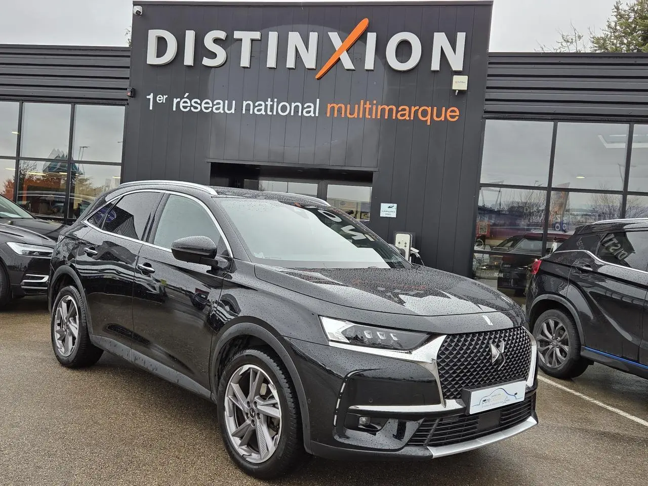 DS7 Crossback noir Perla Metal vu en 3/4 avant droit, avec calandre noire brillante et jantes alliage 19 pouces.