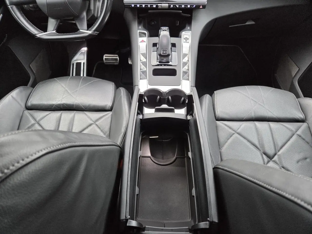 Vue plongeante sur la console centrale et les sièges en cuir noir Basalte du DS7 Crossback 2022.