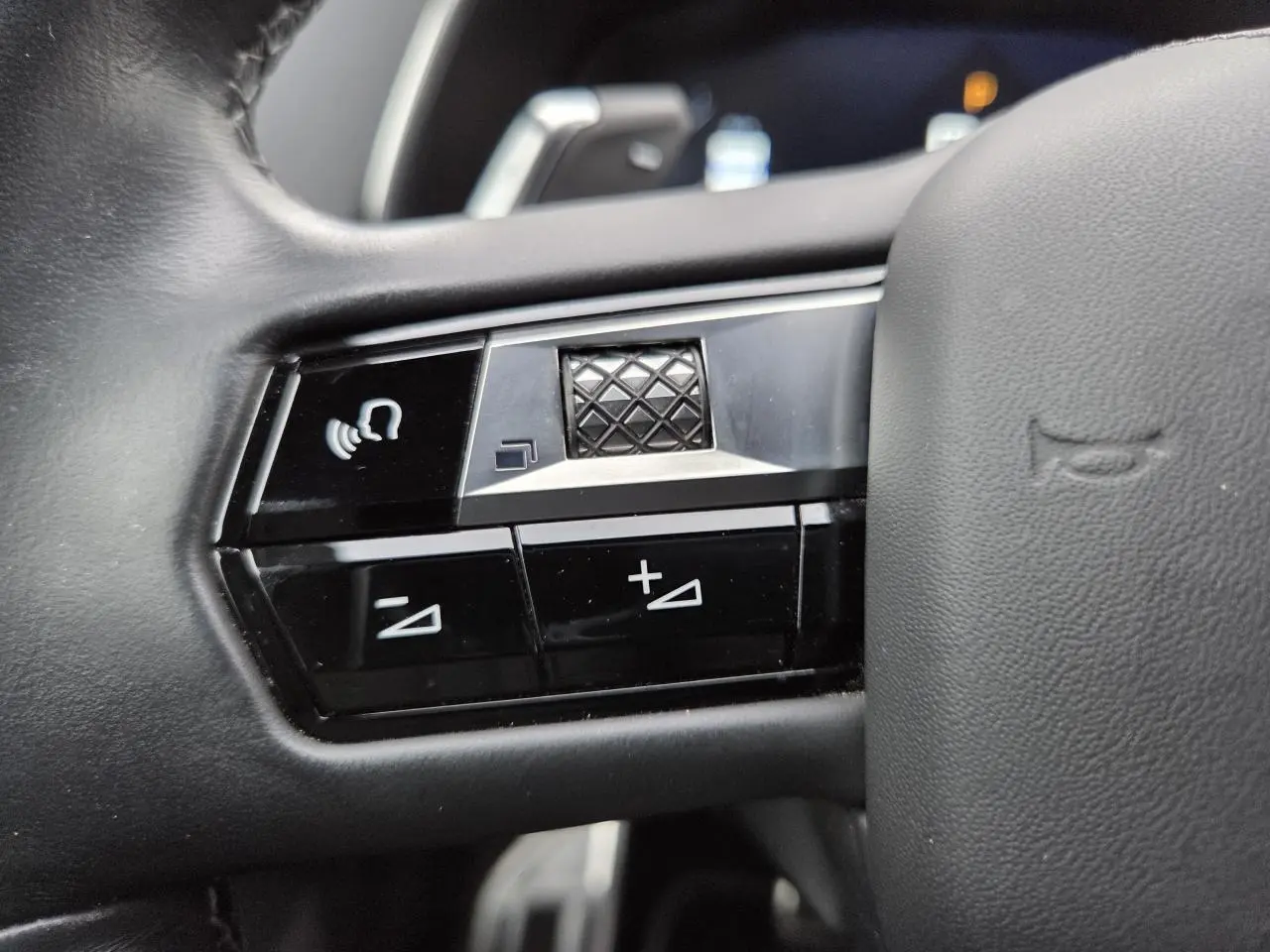 Gros plan sur les commandes vocales et volume au volant cuir noir du DS7 Crossback 2022 noir Perla Metal