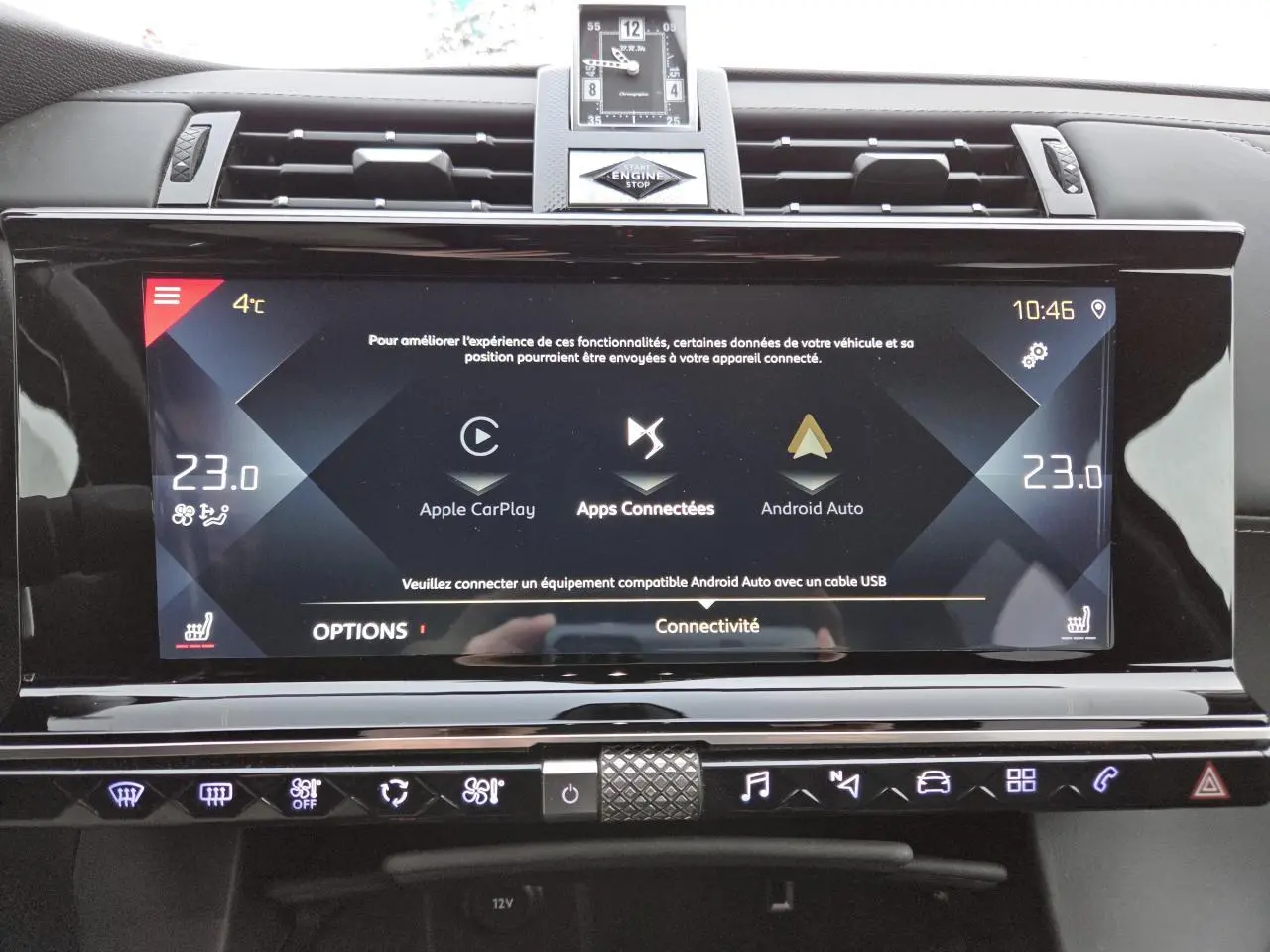 Écran tactile central du DS7 Crossback noir Perla Metal, affichant options Apple CarPlay et Android Auto.