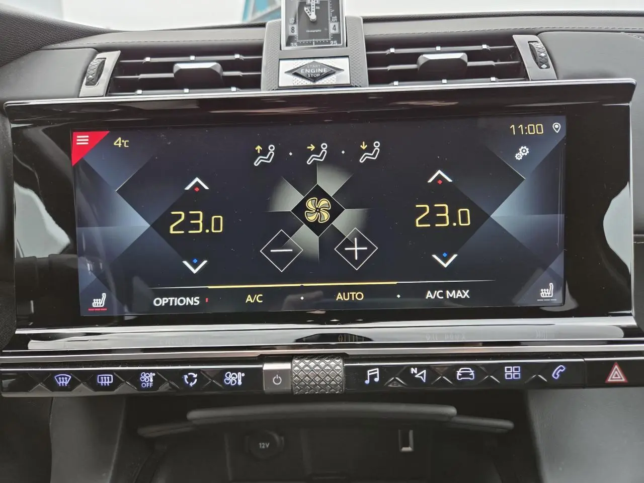 Écran tactile central du DS7 Crossback 2022 montrant la climatisation automatique bizone et horloge B.R.M. R180 au-dessus.