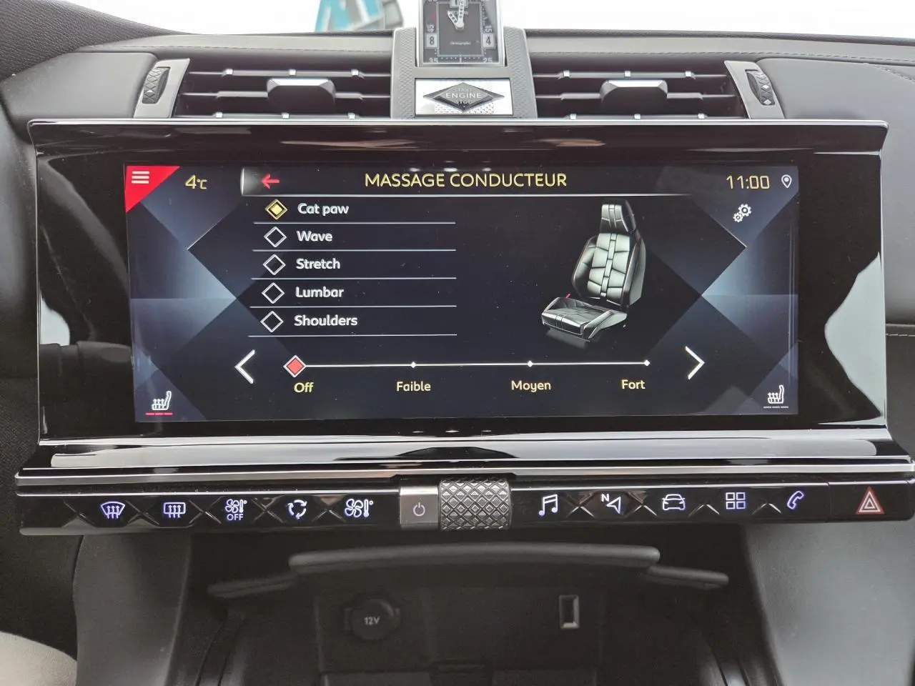 Écran tactile central du DS7 Crossback noir montrant les réglages du massage siège conducteur avec horloge analogique au-dessus.