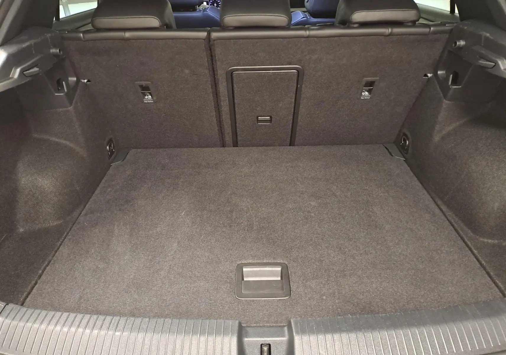 Vue intérieure du coffre spacieux et tapissé en tissu gris du Volkswagen T-Roc 2025, version R-Line Edition.