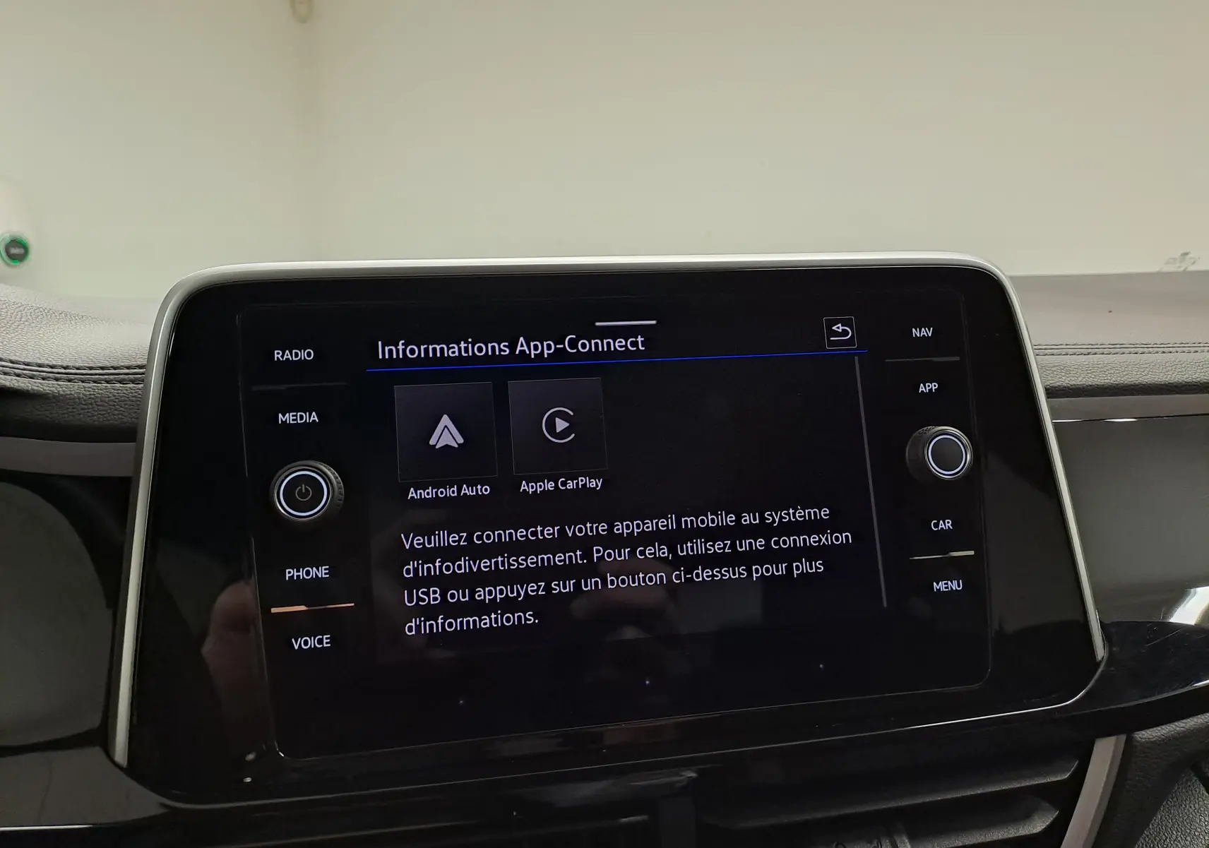 Écran tactile central du Volkswagen T-Roc 2025 affichant les options Android Auto et Apple CarPlay, avec commandes autour.