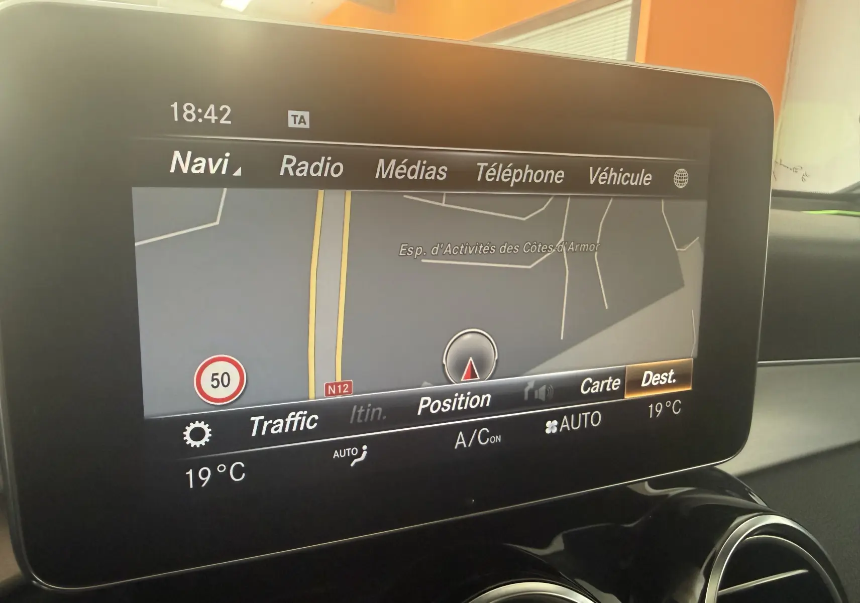 Écran de navigation intérieur du Mercedes GLC Coupé 2.2 170d Sportline AMG 2018 noir, affichant la carte et les commandes multimédia.
