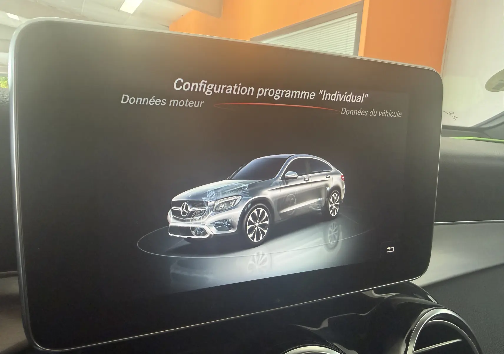 Écran intérieur montrant la configuration individuelle d’un Mercedes GLC Coupé 2018 en vue 3/4 avant gris métallisé.