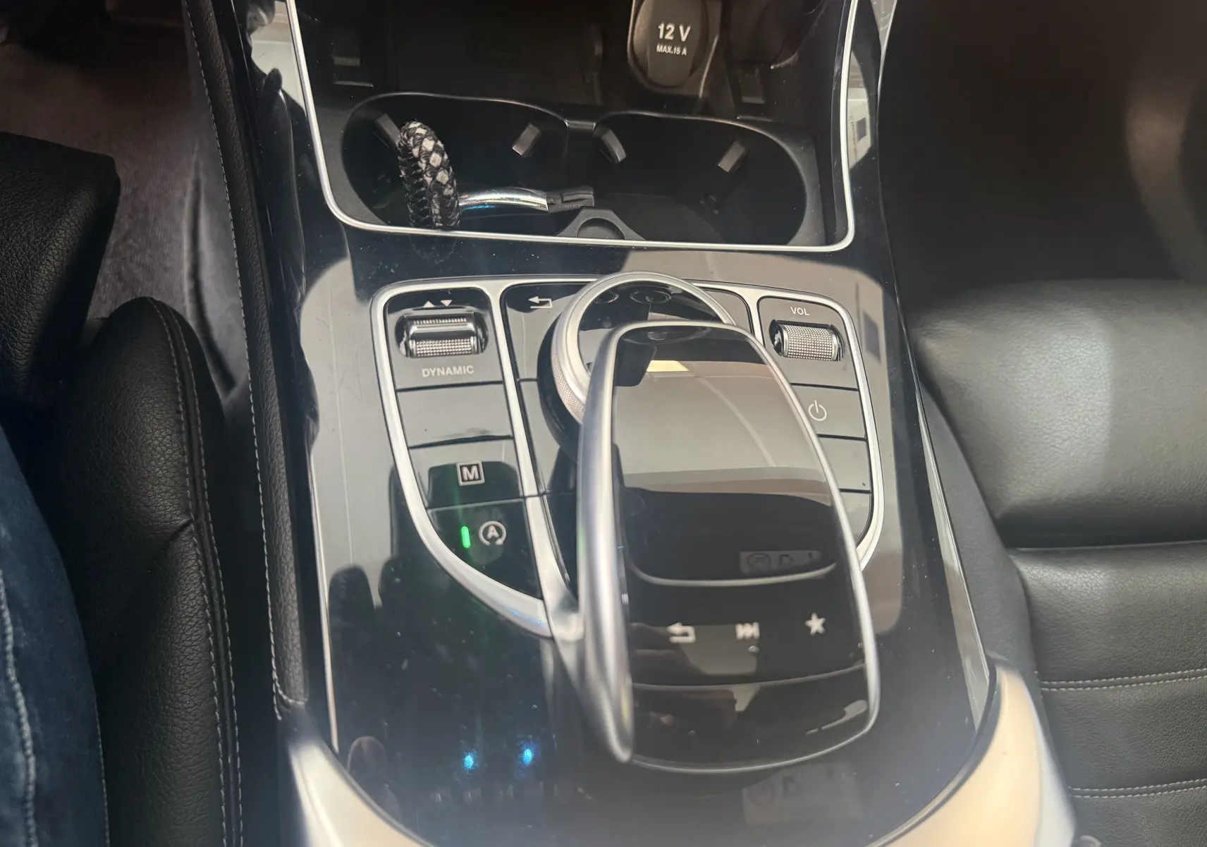 Vue rapprochée de la console centrale noire du Mercedes GLC Coupé 2.2 170d Sportline AMG avec commandes tactiles et molette.