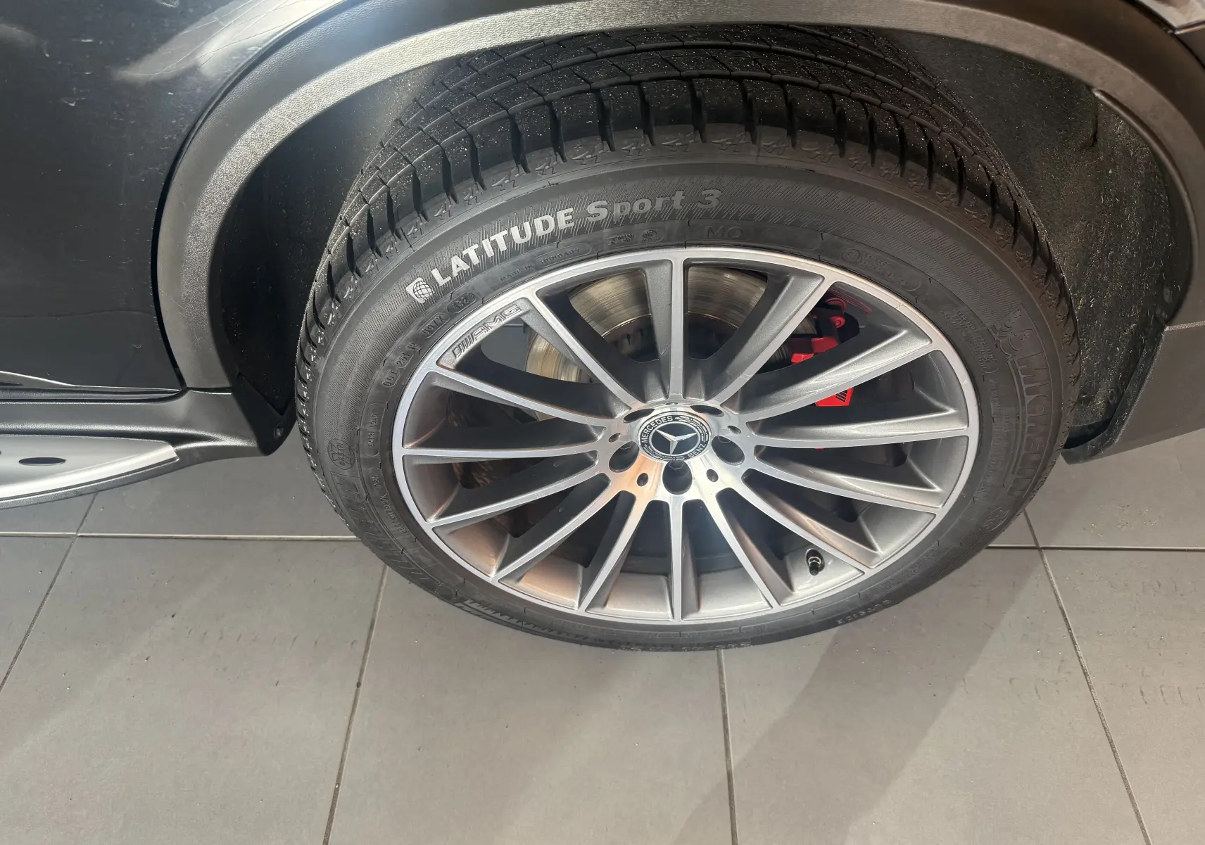 Gros plan sur la roue avant gauche du Mercedes GLC Coupé noir 2018, avec jante AMG et étrier de frein rouge visible.