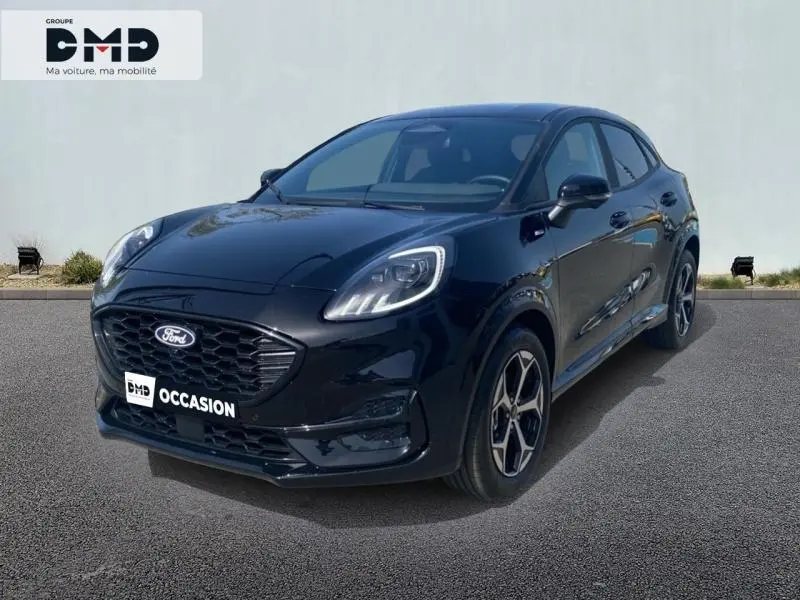 Ford Puma noir Agate métallisé vue 3/4 avant droit avec phares LED et jantes alliage distinctives.