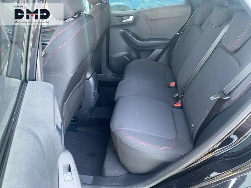 Vue latérale du siège arrière noir avec surpiqûres rouges du Ford Puma 2026 finition ST-Line.