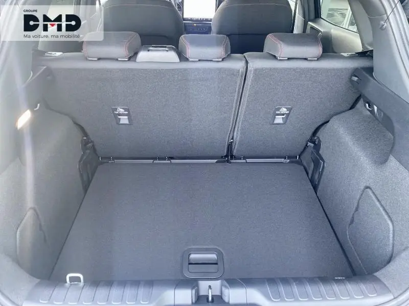 Coffre arrière ouvert de Ford Puma 1.0 EcoBoost Hybrid noir, vue intérieure montrant banquette arrière et espace de chargement.