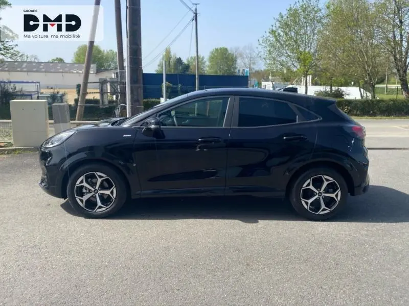 Vue latérale droite d'un Ford Puma noir Agate Métallisée avec jantes alliage et lignes fluides sur fond urbain.