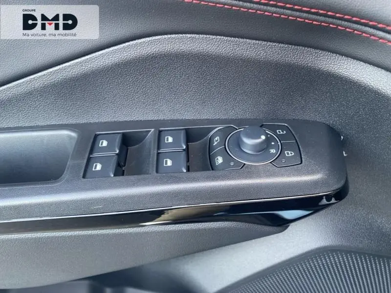 Détail des commandes de lève-vitres et rétroviseurs sur la porte côté conducteur du Ford Puma noir Agate Métallisée.