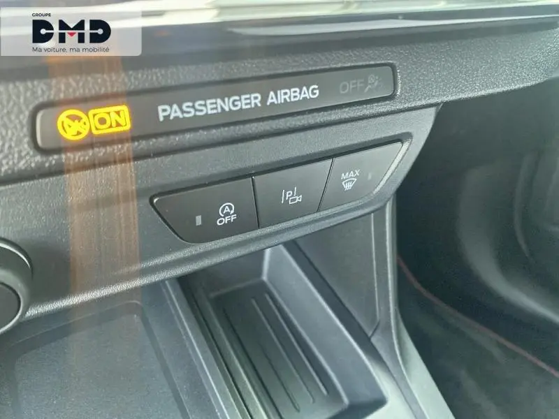 Détail intérieur du tableau de bord noir du Ford Puma 2026 montrant les voyants airbag passager et commandes d’assistance.