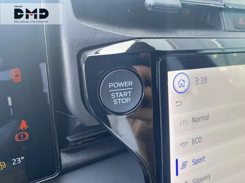 Détail intérieur du bouton Power Start Stop et écran tactile du Ford Puma noir Agate Métallisée.