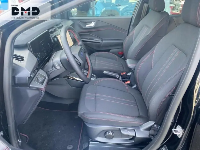 Vue intérieure côté conducteur du Ford Puma noir Agate avec sièges sport noirs à surpiqûres rouges et tableau de bord moderne.
