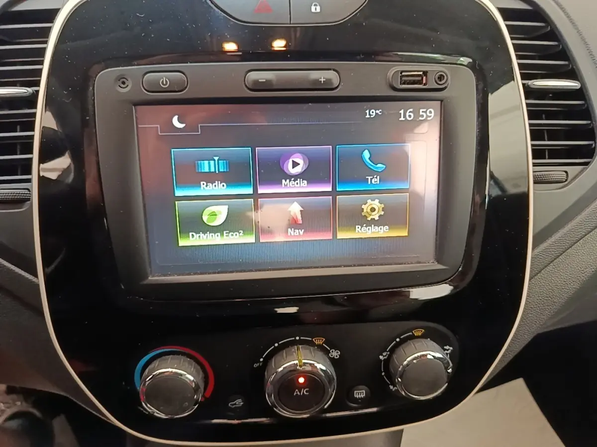 Vue rapprochée de l’écran tactile central et des commandes de climatisation du Renault Captur Zen TCe 90 2018.
