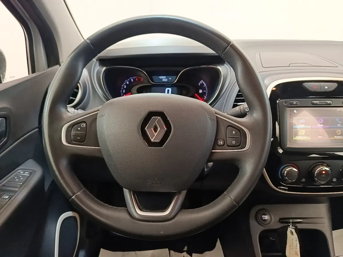 Vue centrée sur le volant noir et le tableau de bord numérique du Renault Captur Zen TCe 90 2018.