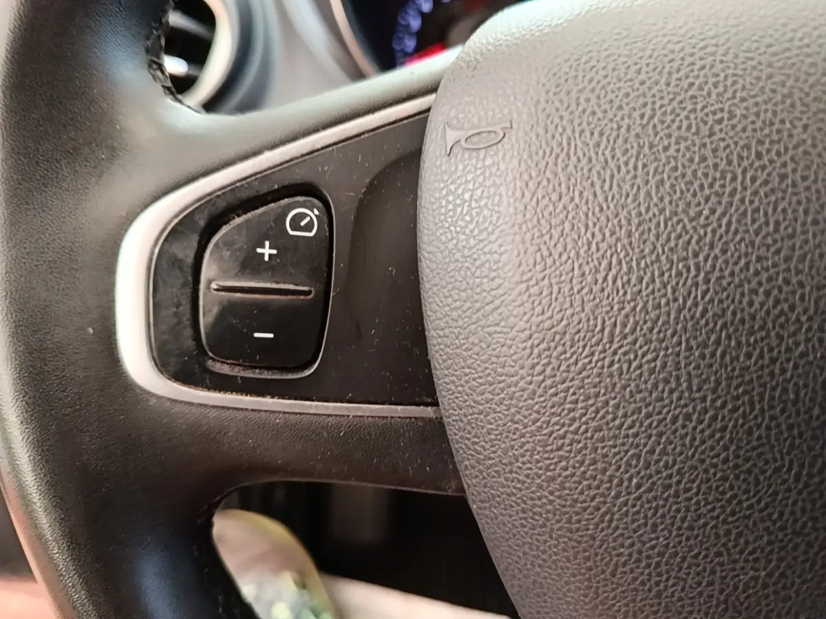 Gros plan sur le volant gris foncé du Renault Captur 2018, avec commandes de régulateur de vitesse visibles.