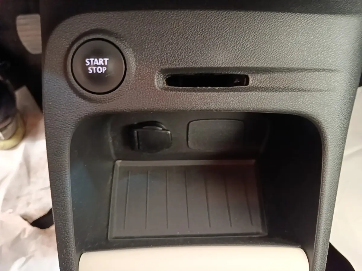 Gros plan sur la console centrale noire du Renault Captur 2018 avec bouton Start/Stop et prise 12V visible.