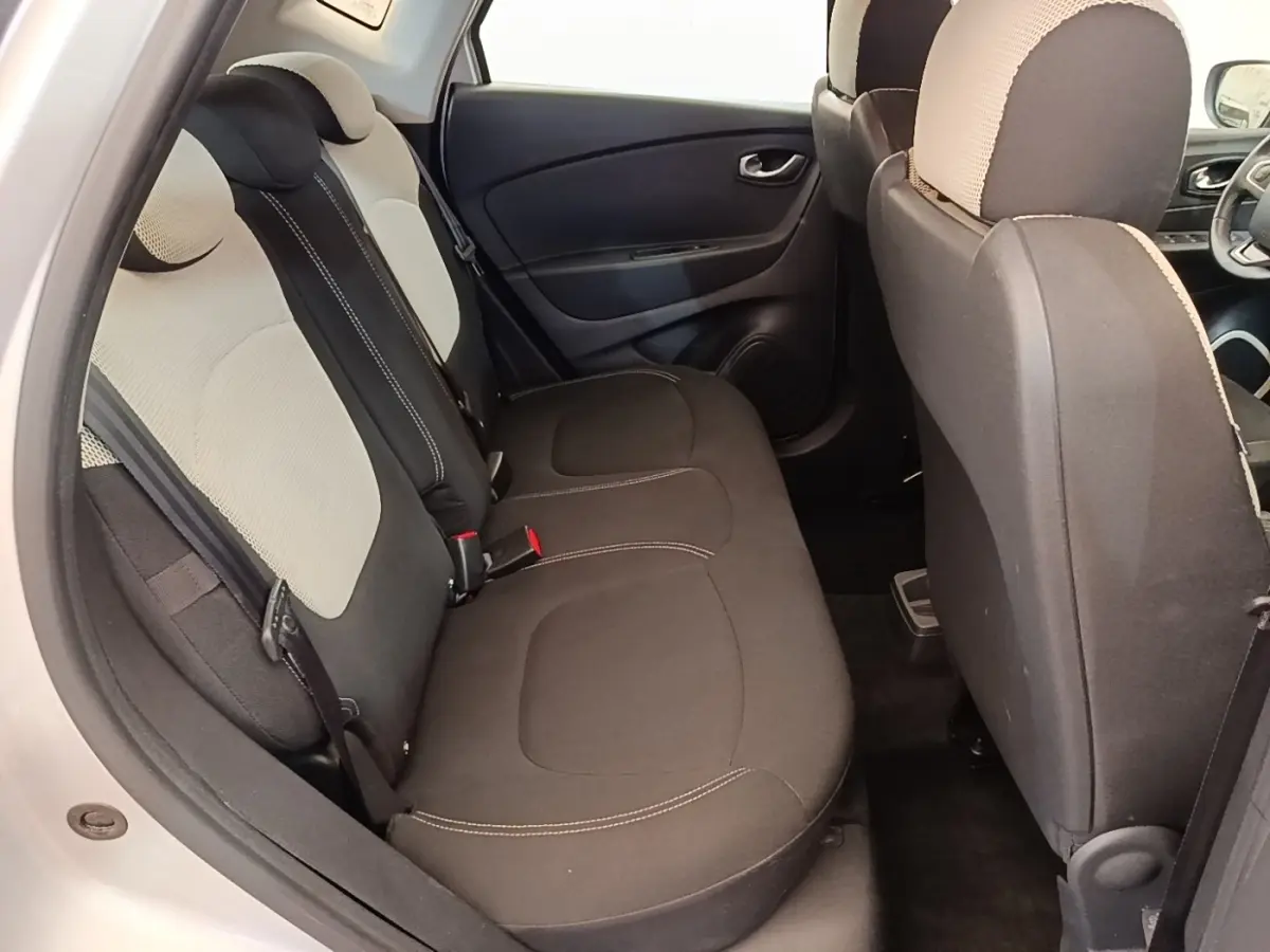 Vue intérieure côté gauche montrant la banquette arrière noire et grise du Renault Captur Zen TCe 90 de 2018.