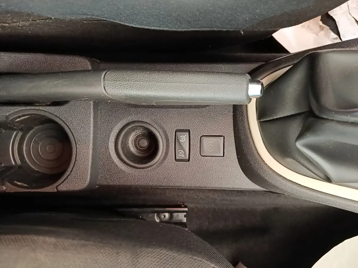 Vue rapprochée de la console centrale du Renault Captur 2018, montrant frein à main manuel et bouton Eco.