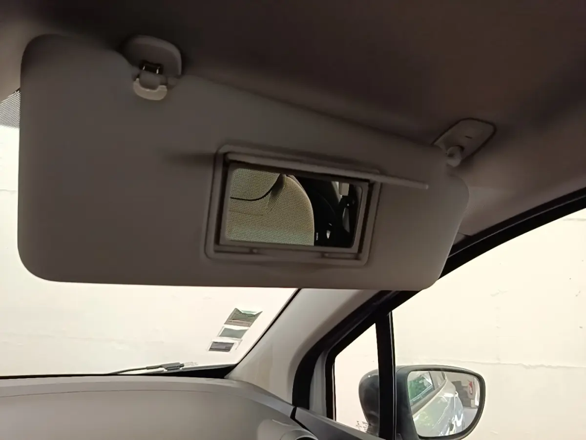 Intérieur du Renault Captur Zen TCe 90 2018, vue sur pare-soleil avec miroir et rétroviseur côté droit.
