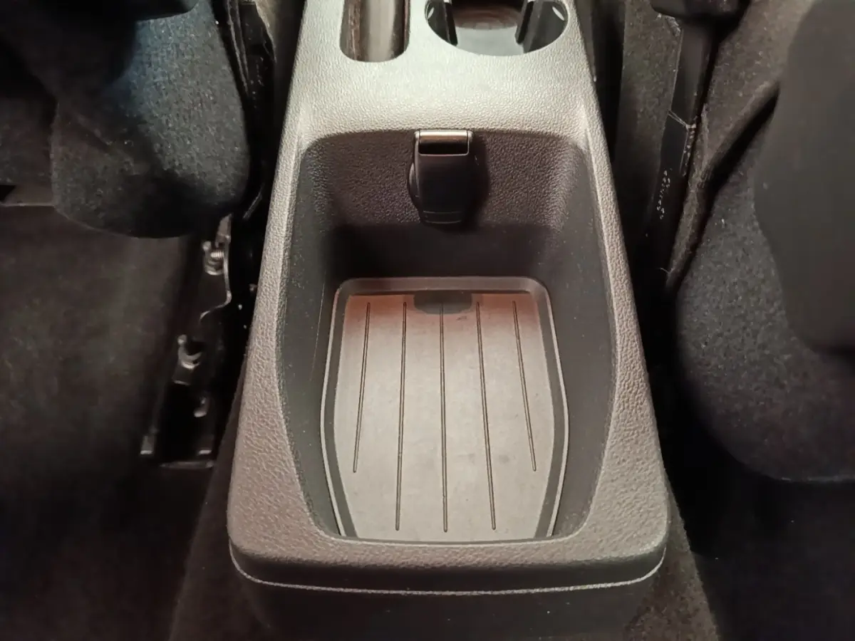 Gros plan sur le rangement central avant noir du Renault Captur 2018, avec prise 12V visible au fond.