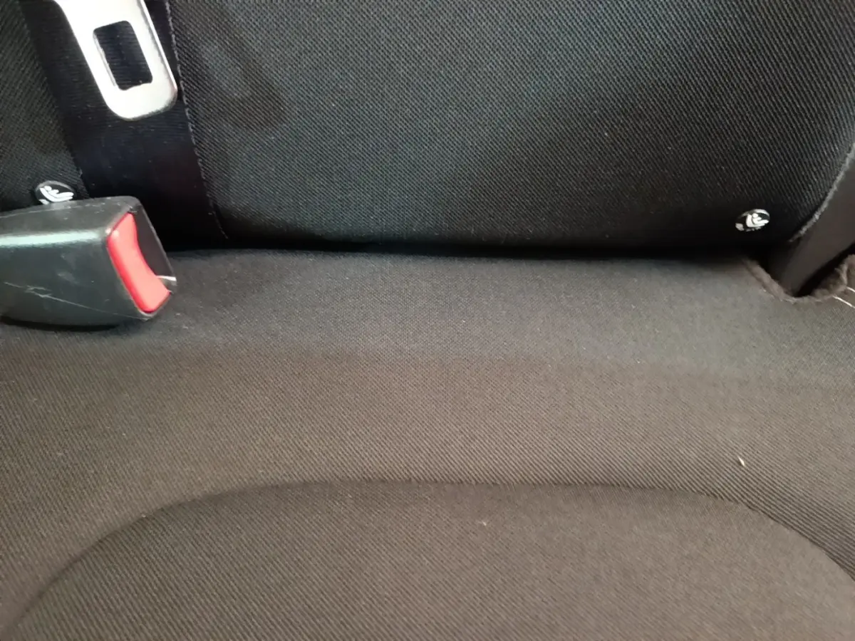 Détail de la banquette arrière noire du Renault Captur Zen TCe 90 de 2018 avec fixation Isofix visible.