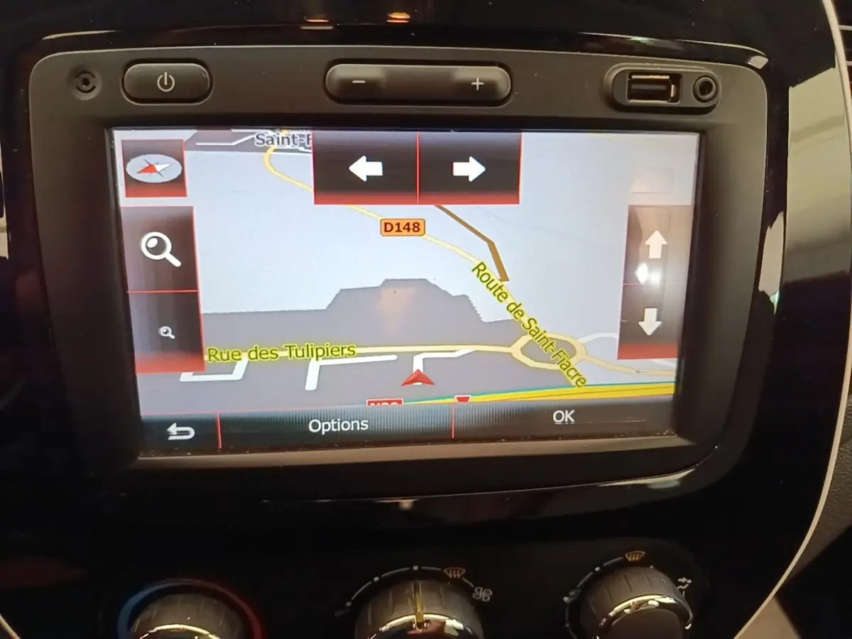 Écran tactile de navigation GPS affichant une carte, intégré dans le tableau de bord noir du Renault Captur gris clair.
