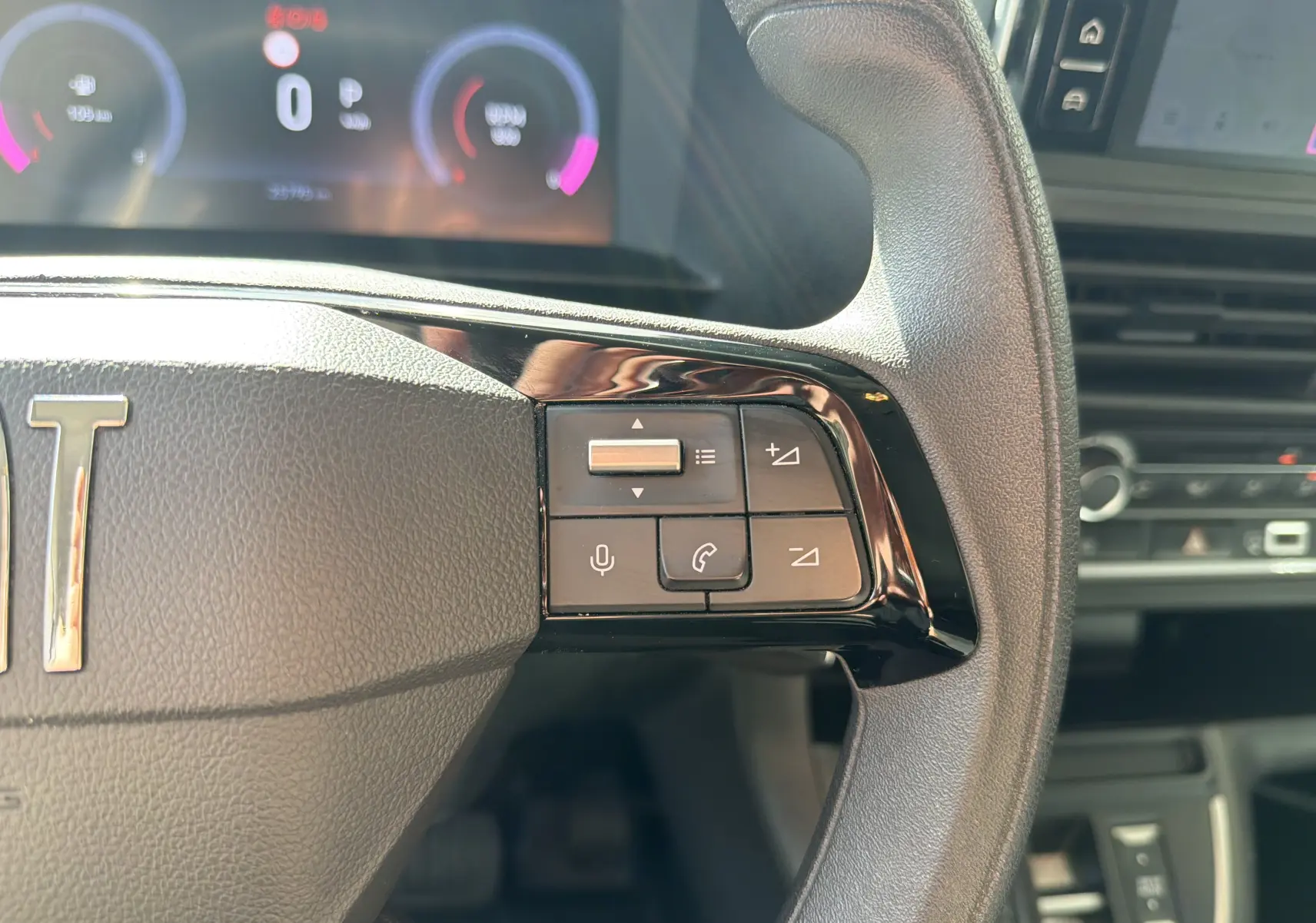 Gros plan sur le volant côté droit du Fiat Scudo Fourgon blanc 2025, avec commandes audio et téléphone intégrées.