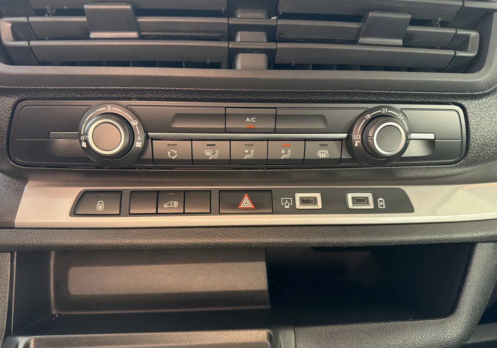 Gros plan sur la console centrale du Fiat Scudo Fourgon blanc 2025, montrant les commandes de climatisation et boutons multifonctions.