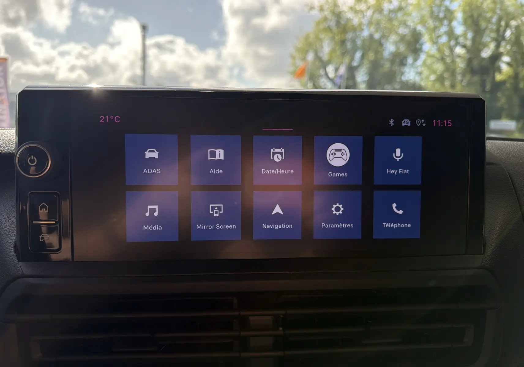 Écran tactile HD 10 pouces du Fiat Scudo Fourgon 2025 affichant les options de navigation et connectivité Mirror Link.
