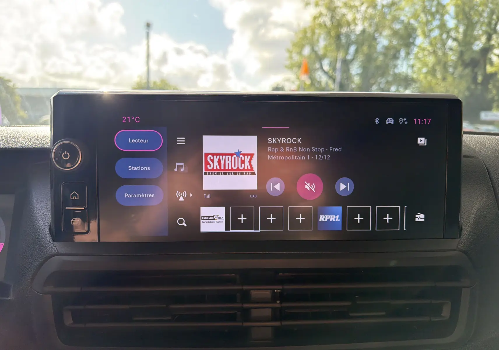 Écran tactile HD 10 pouces du tableau de bord du Fiat Scudo Fourgon XL 180 blanc, affichant une radio numérique.