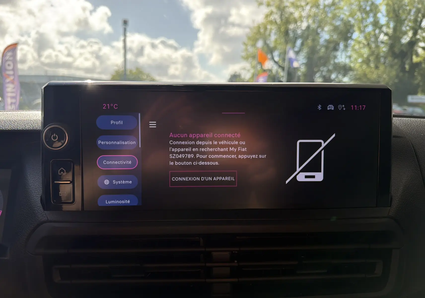 Écran tactile couleur HD de 10 pouces du tableau de bord du Fiat Scudo Fourgon XL 180 blanc, affichant le menu connectivité.