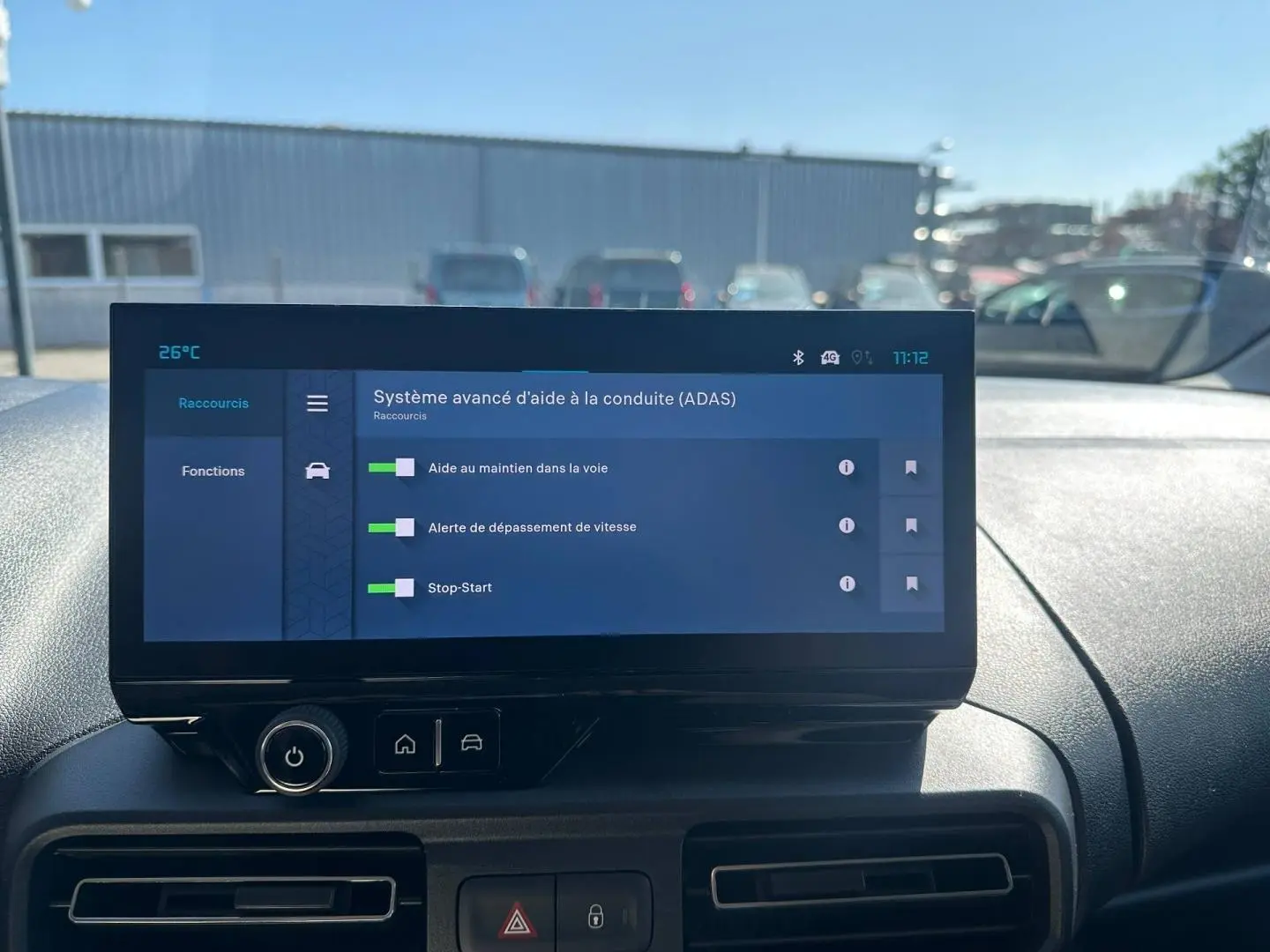 Écran tactile du système d’aide à la conduite dans l’habitacle du Citroën Berlingo Kiama Blue, vue avant.