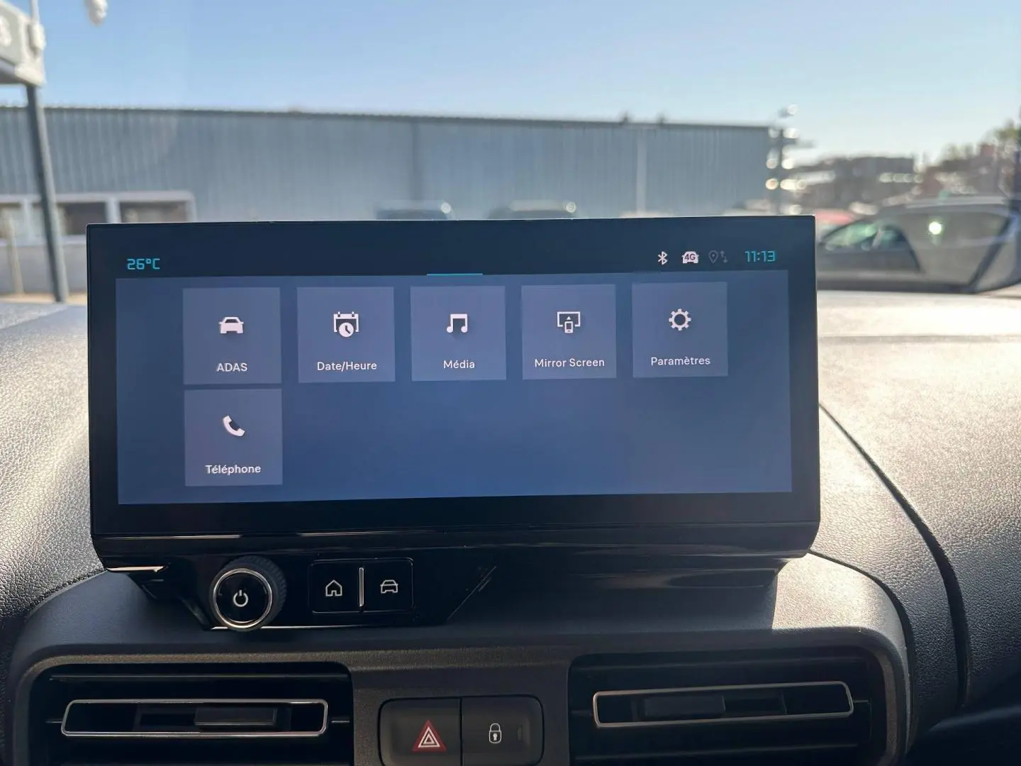 Écran tactile central affichant les options ADAS, Média et Téléphone, tableau de bord noir intérieur Citroën Berlingo.
