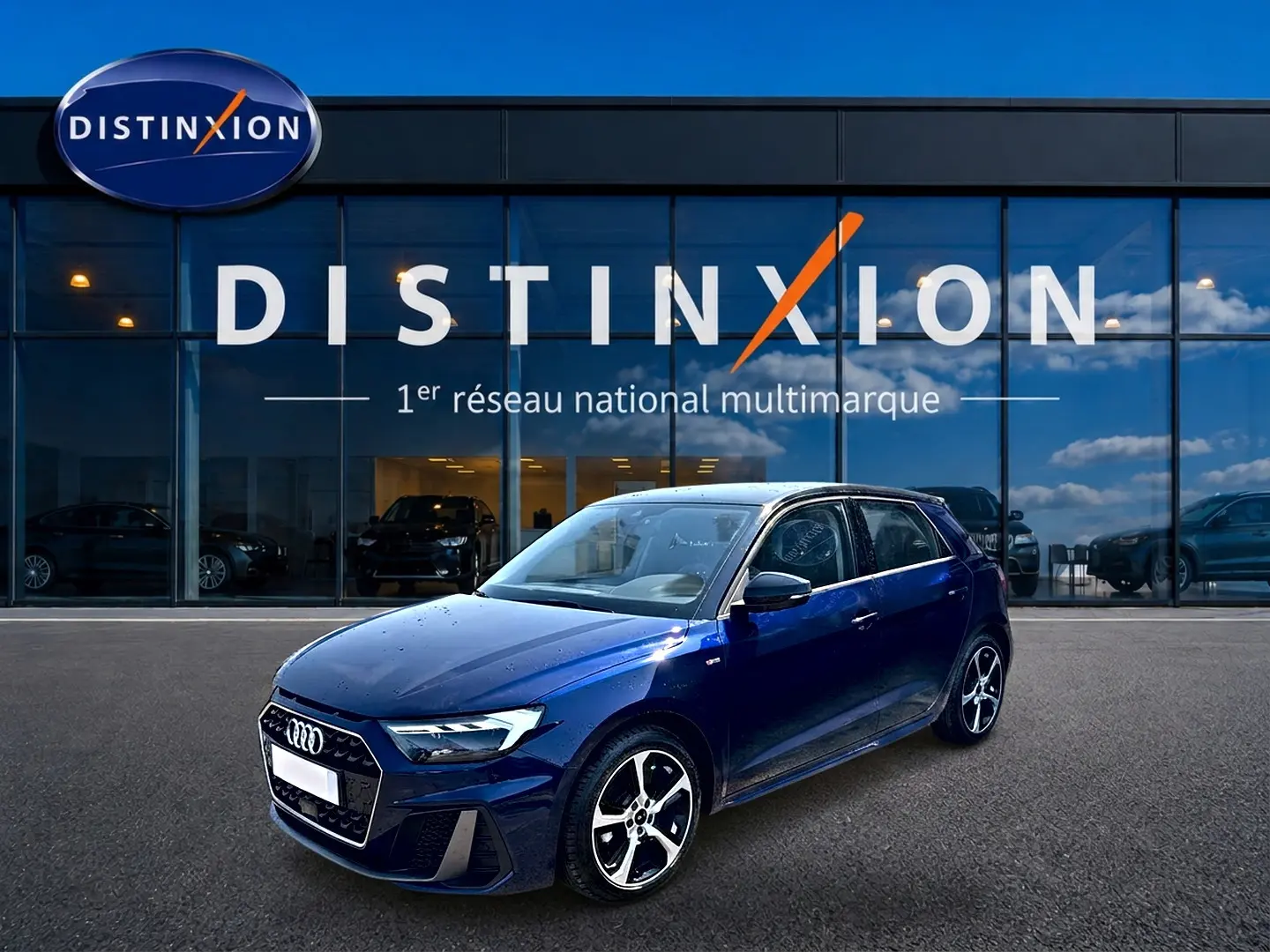Audi A1 Sportback 30 TFSI S line 2026 bleu foncé/noir vue 3/4 avant avec jantes alliage et toit noir.