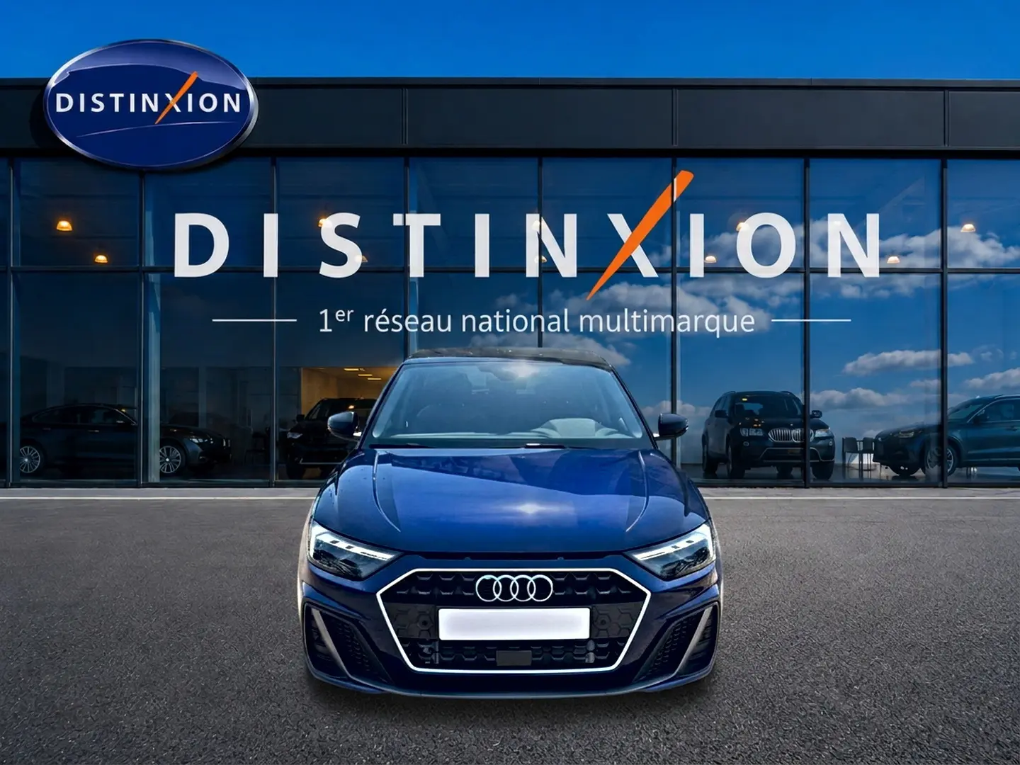 Vue avant d'une Audi A1 Sportback 30 TFSI S line bleu foncé avec calandre noire et logo Audi visible.