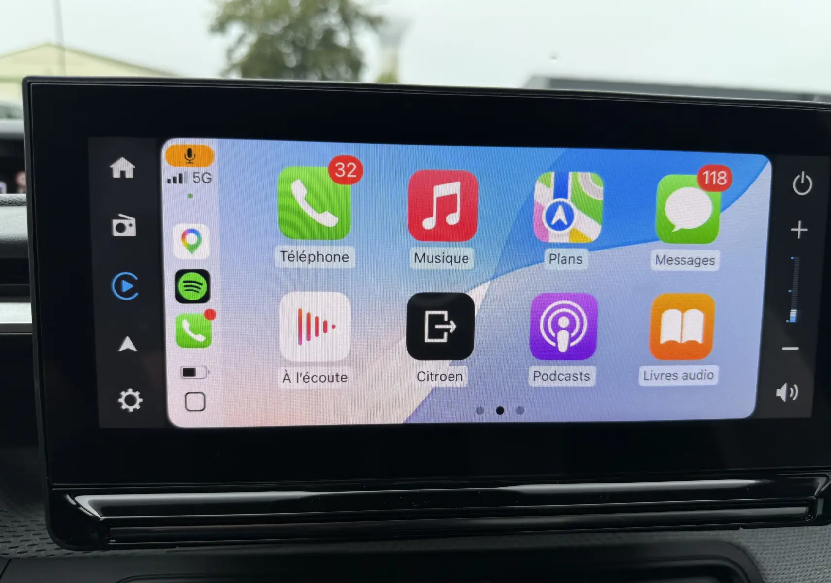 Écran tactile central de la Citroën C3 hybride 2026 affichant l'interface Apple CarPlay avec plusieurs applications colorées.
