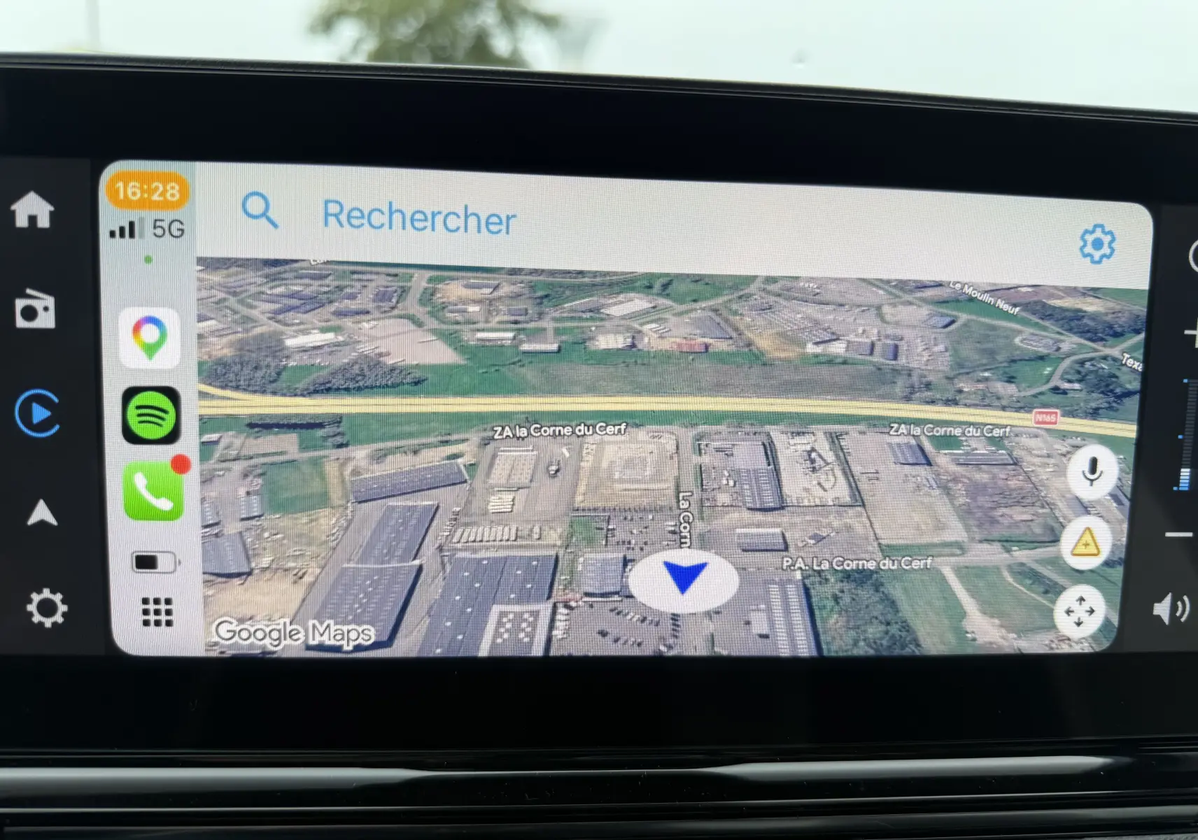 Écran tactile de navigation Google Maps intégré dans une Citroën C3 hybride 2026, affichant une vue satellite.